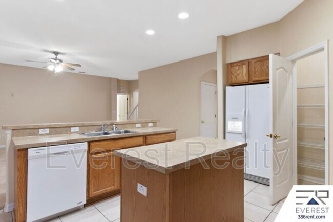 Building Photo - 14 Rymsen Ln
