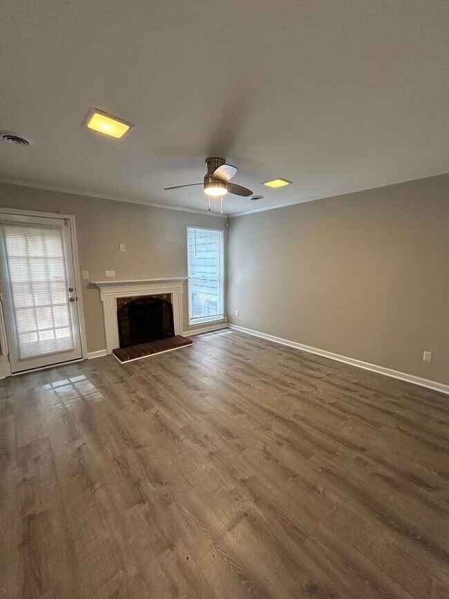 Building Photo - Updated 2-Bedroom Townhouse Just Off Capital Blvd