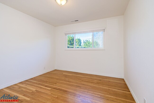 Building Photo - Gorgeous Home | Desirable Location