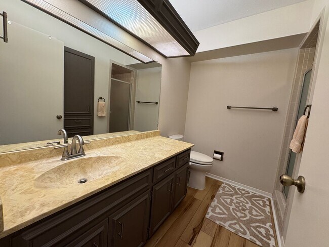 Building Photo - GREAT SPACIOUS CONDO | GATED | MEDICAL CEN...