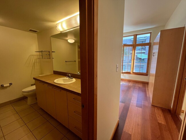 Building Photo - 1 Bed/1 Bathroom Condo in Pearl district ~...