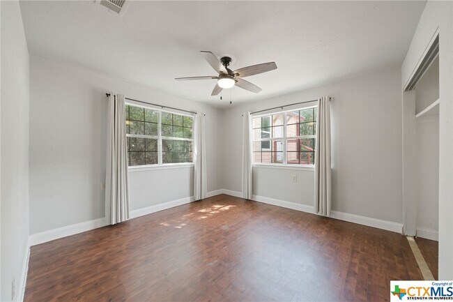 Building Photo - 1310 Scenic View Dr