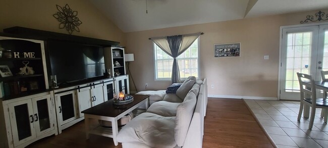 Building Photo - Three bedroom home in the city of Lakeland, GA