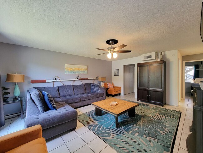 Building Photo - Two bedrooms two 1/2 bath townhome on Galv...