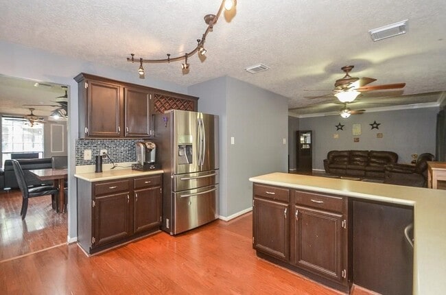 Building Photo - 20402 Avery Point Dr