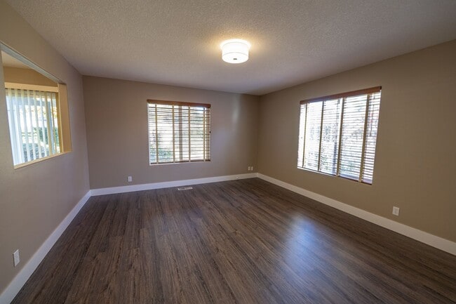 Building Photo - Three bedroom home with a bonus room and Air Conditioning - Built in 2000