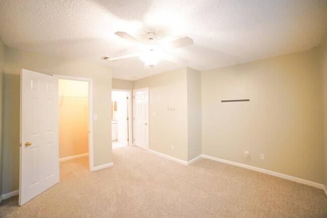 Building Photo - 1100 Greentree Ct