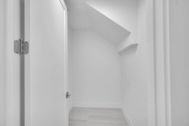 Building Photo - 10040 Stockrun Dr