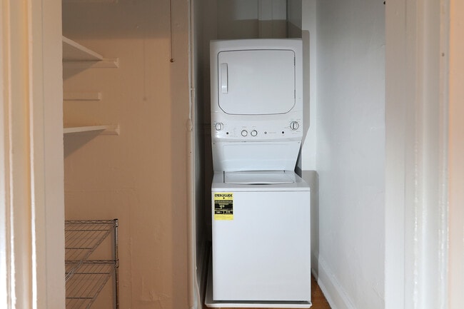 Building Photo - 833 N Winchester Ave