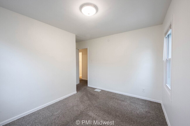 Building Photo - "Cozy 2-Bedroom Gem in Indianapolis – Your...