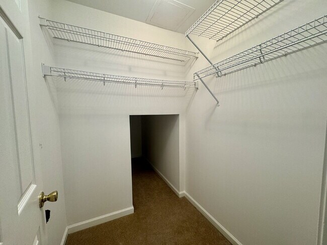 Building Photo - Four Bedroom, End Unit Townhome in the Farm!