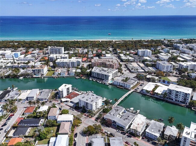 Building Photo - 8110 Crespi Blvd