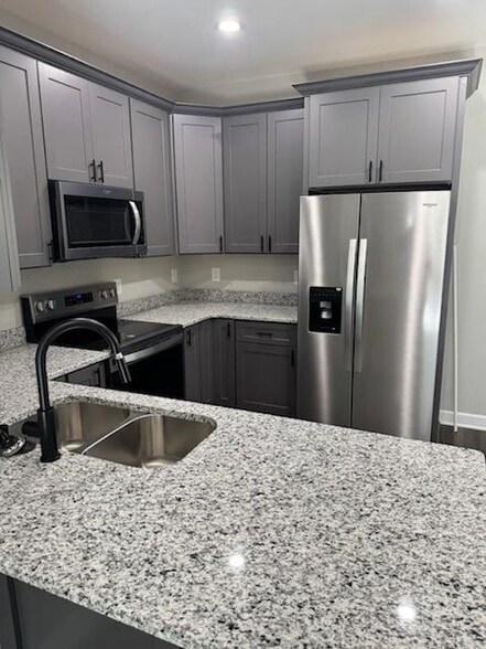 Building Photo - 402 E Bledsoe St