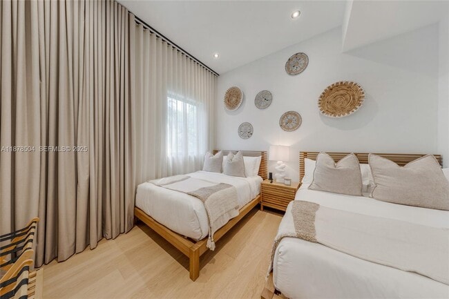 Building Photo - 1000 NW 9th Ct