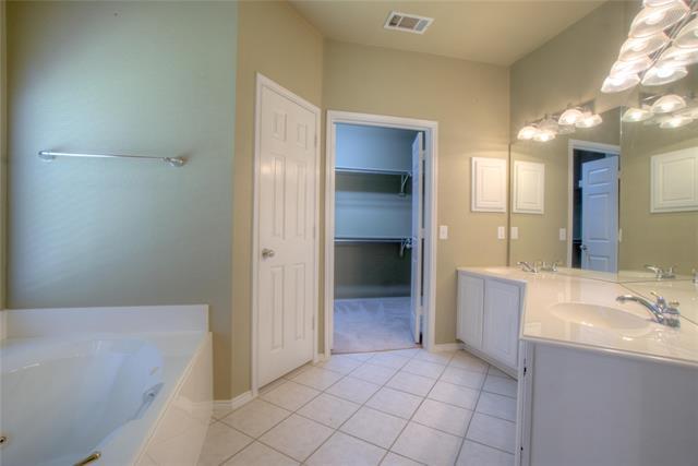 Building Photo - 11161 Balcones Dr