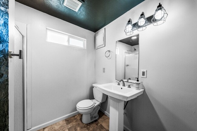 Building Photo - Adorable Studio Apt in Cottonwood - Dog Friendly! Available NOW!