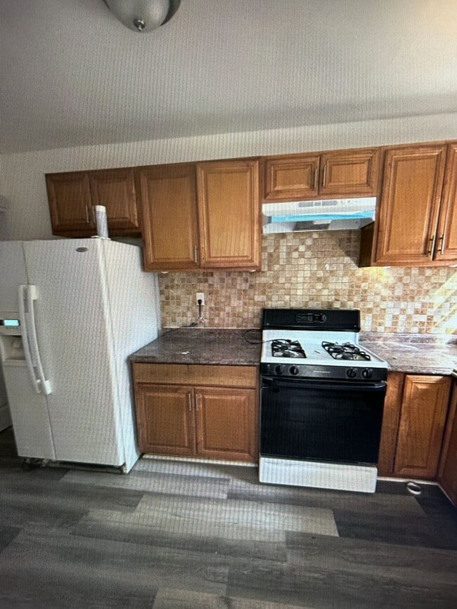 Building Photo - Large Victorian Style House