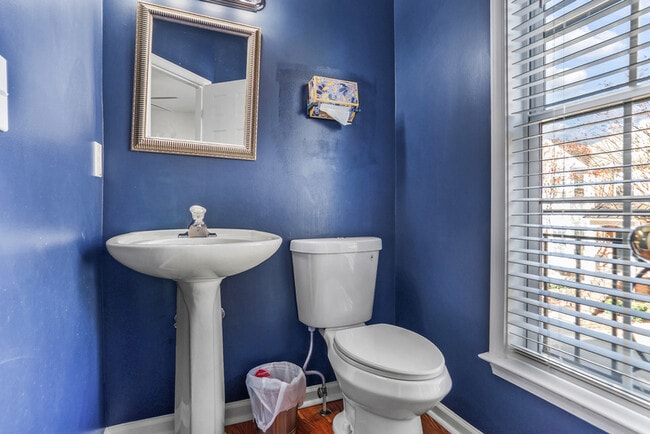 Building Photo - 1814 Dunrobin Dr SE