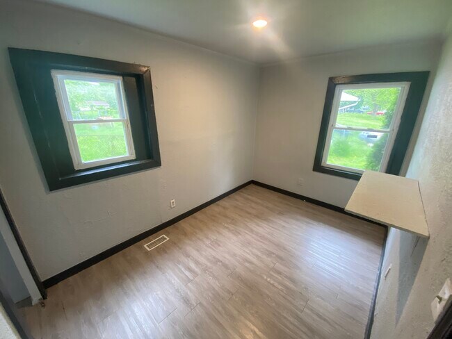 Building Photo - 908 Shasta Dr