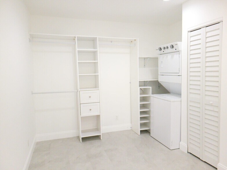 Building Photo - 19 SE 12th Ave