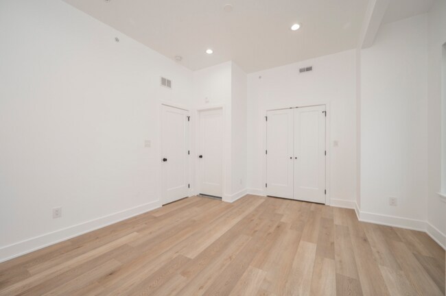 Building Photo - 4432 Lancaster Ave