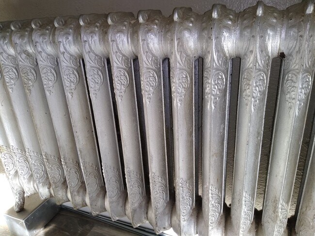 Building Photo - Charming Cap Hill 1 Bedroom w/ Claw Foot Tub - 1/2 off 1 Months Rent, Available Now