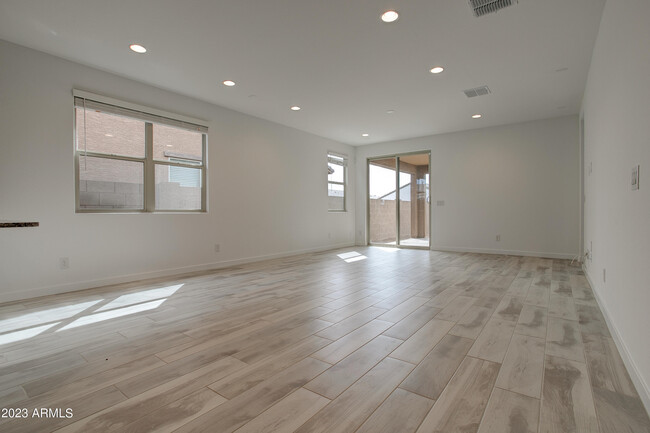 Building Photo - 16845 W Evergreen Rd