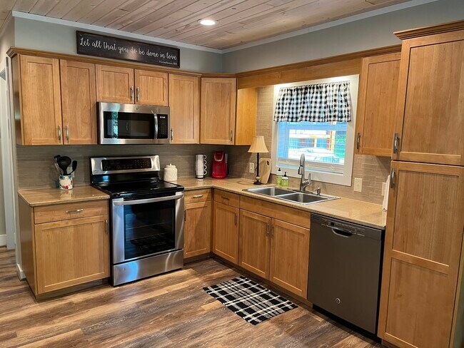 Building Photo - 251 Landwood Ln