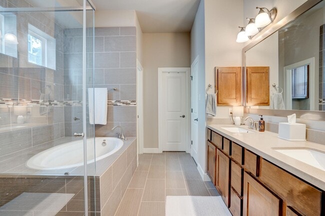 Building Photo - Beautiful 4 Bedroom, 3.5 Bathroom Home with Garage & Private Backyard