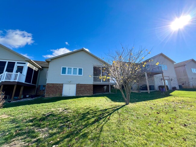 Building Photo - Large duplex with a screened in porch, gar...