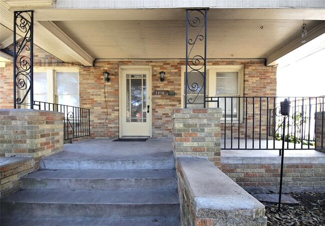 Building Photo - 1210 La Rue St