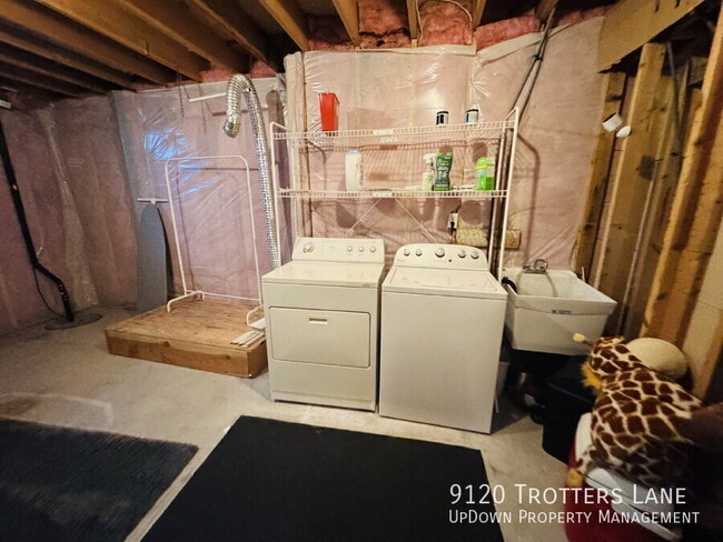 Building Photo - 9120 Trotters Ln