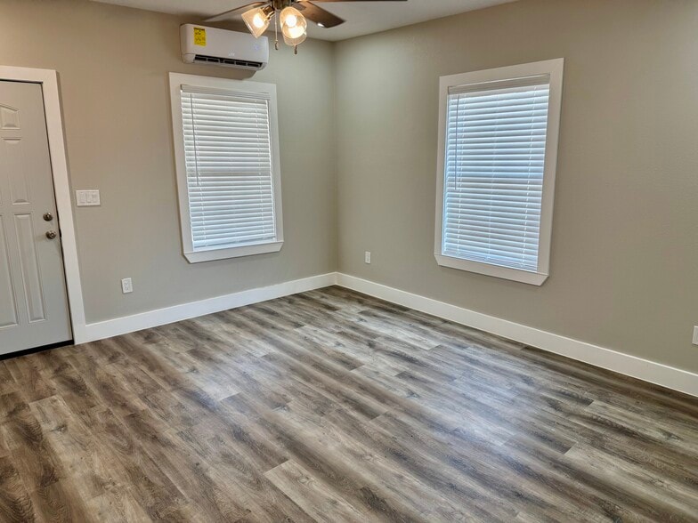 Building Photo - 313 N Llewellyn Ave