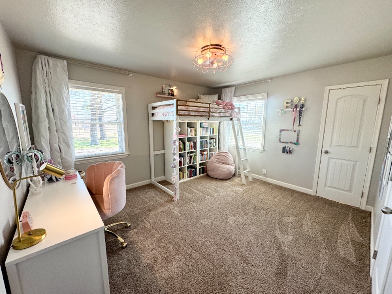 Building Photo - 880 Estelle Ln