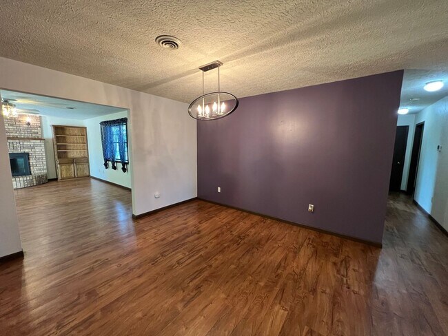 Building Photo - Single Family Home Close to FLW