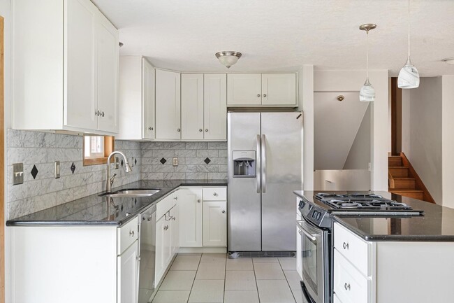 Building Photo - Beautiful, remodeled 3-bdrm/2-bath tri-lev...