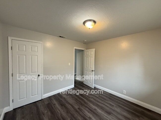 Building Photo - 2013 Edison Ave