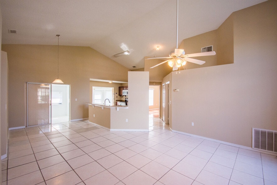 Building Photo - 3 Bed 2 Bath Home with Stainless Steel Appliances Near Poinciana Pkwy!