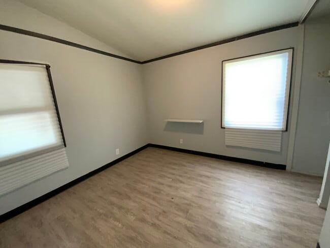 Building Photo - 411 N Beard St