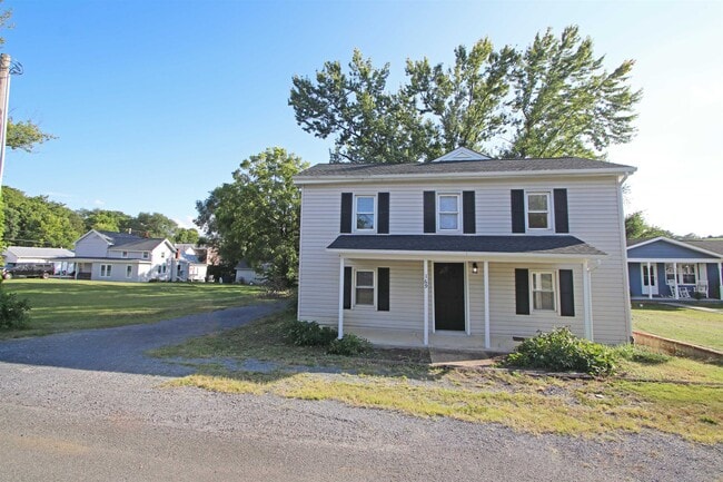 Primary Photo - 169 W Lee St