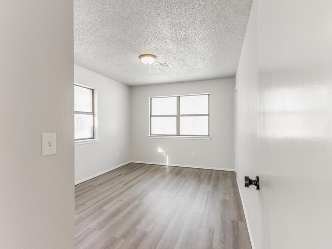 Building Photo - 5933 N Redmond Ave