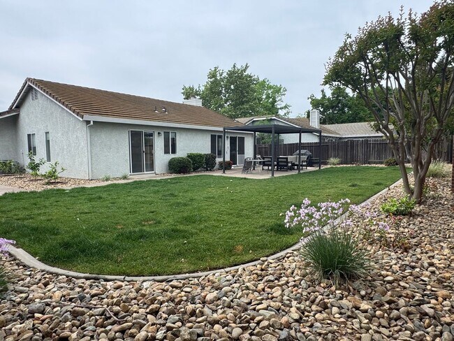 Building Photo - Recently remodeled charmer!