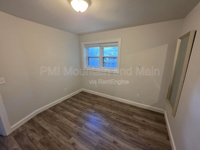 Building Photo - 617 Brookshire St