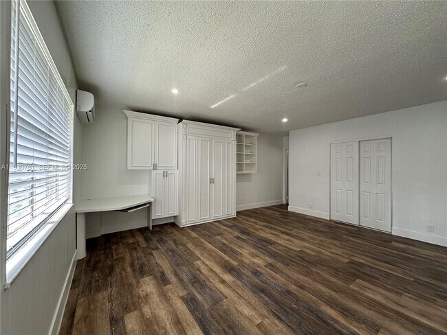 Building Photo - 112 NW 2nd Ave