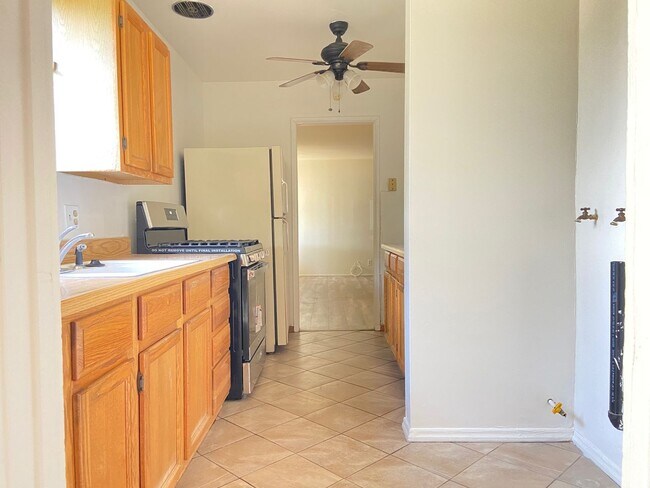 Building Photo - Cozy 3 Bedroom and 1 Bathroom in a good ar...