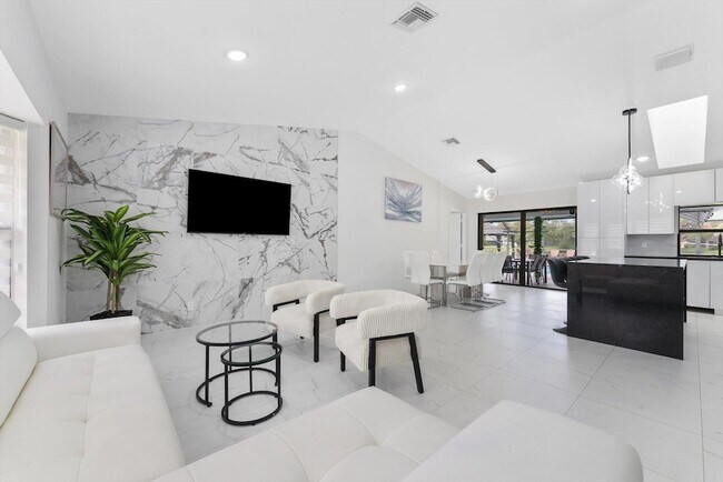 Building Photo - 13947 Geranium Pl