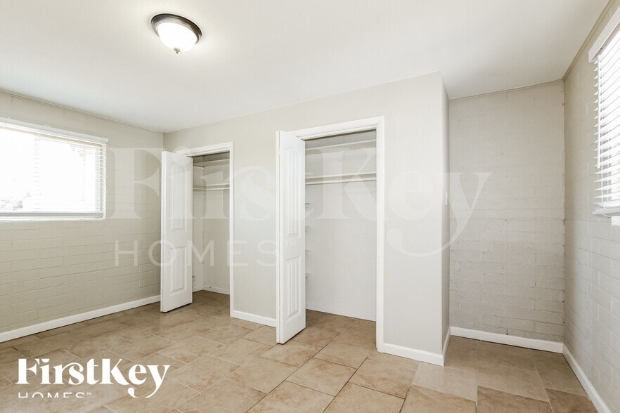 Building Photo - 4138 E Bluefield Ave