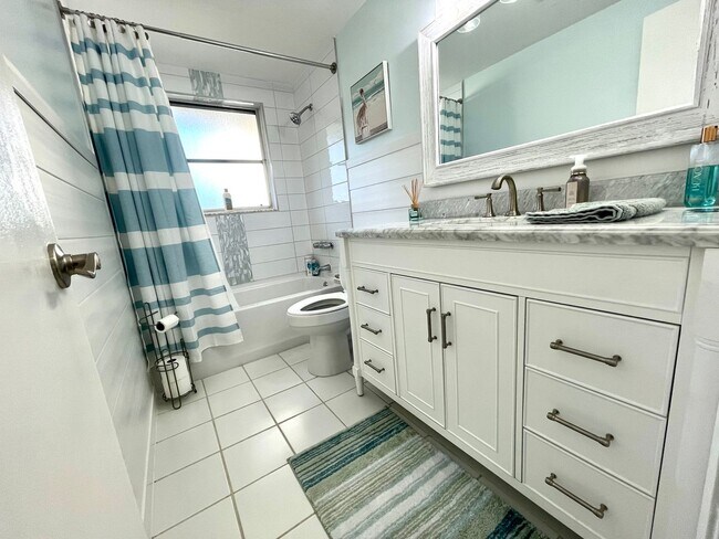 Building Photo - Beautiful Pool Home in East Venice