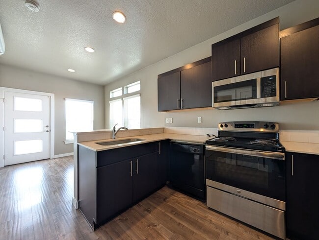 Building Photo - Beautiful 2 bedroom/1 bath home. Landscaping included!