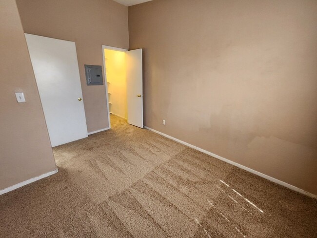 Building Photo - Beautiful 3 Bedroom & 2 1/2 Bath Condo.